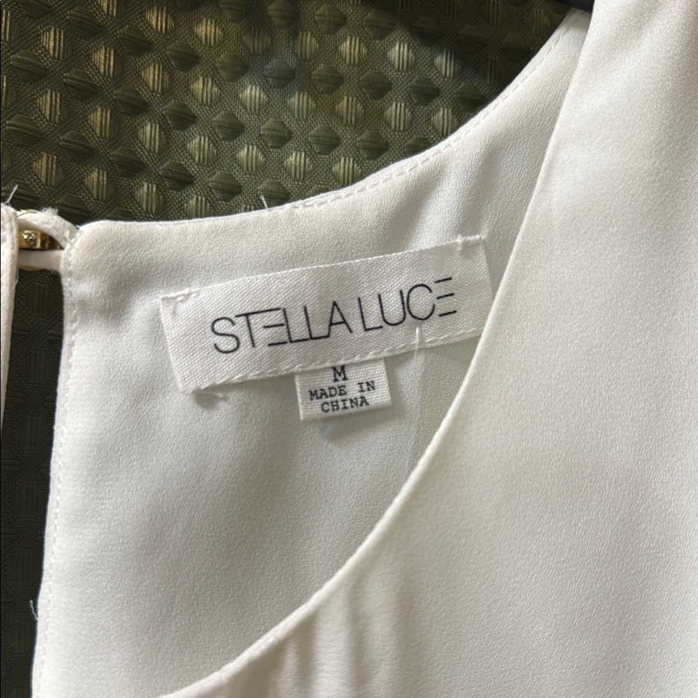 Elegant White Sleeveless Top - Picture 2 of 4